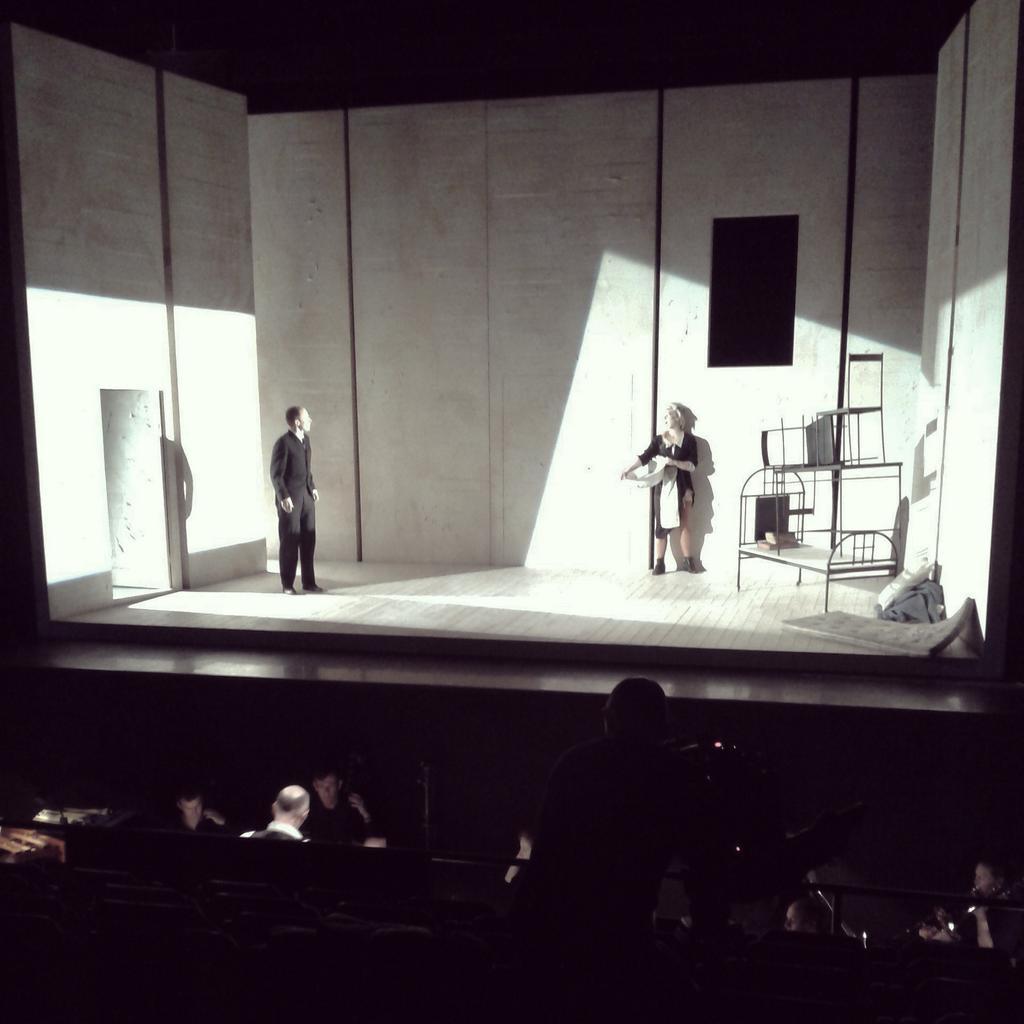 The Trial gan Philip Glass / Music Theatre Wales